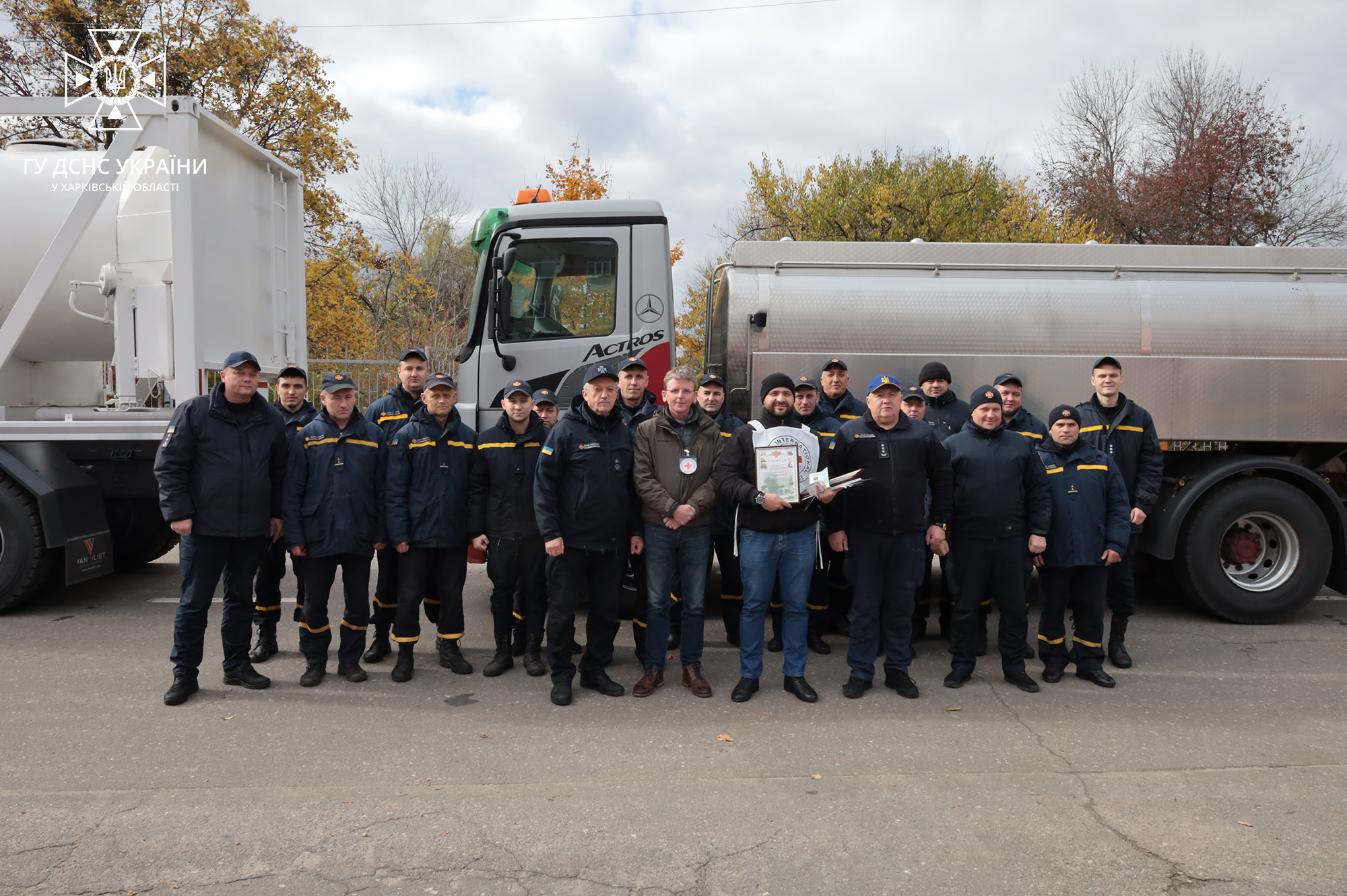 Две автоцистерны для доставки питьевой воды подарили спасателям Харьковщины