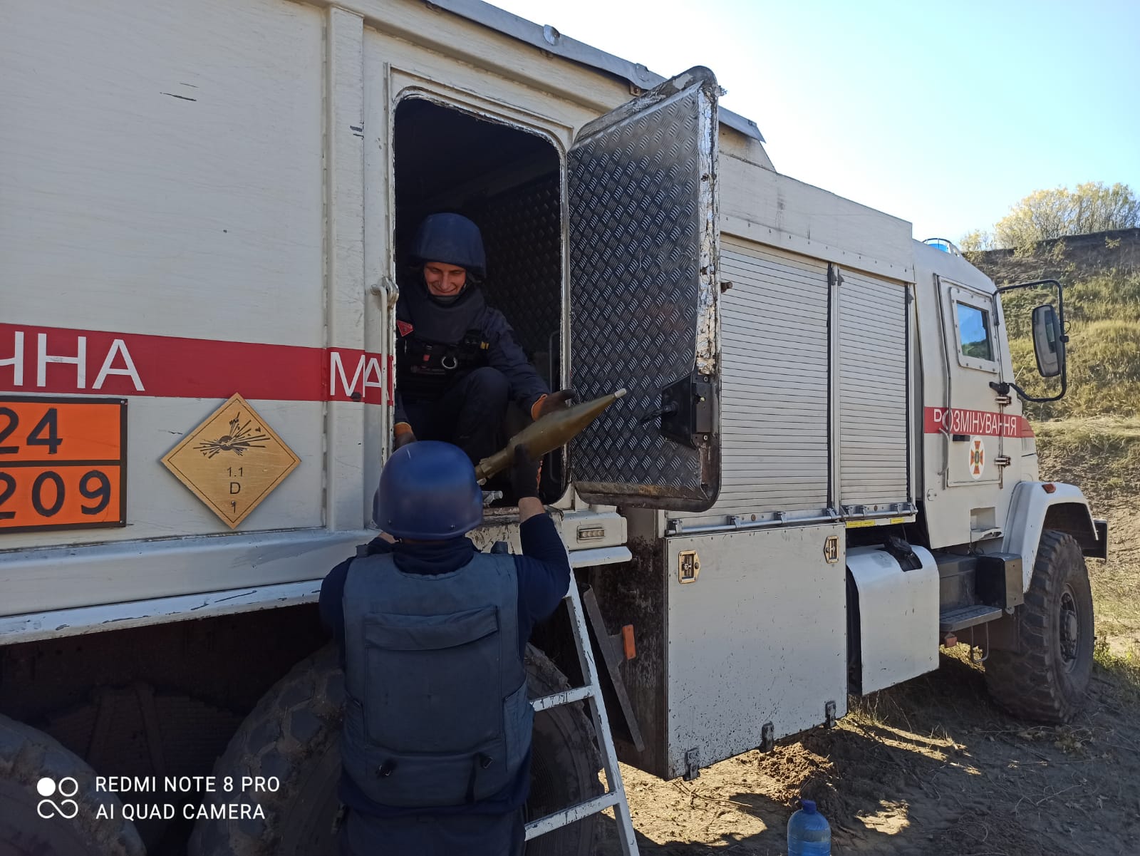 Пиротехники ГСЧС со снарядом