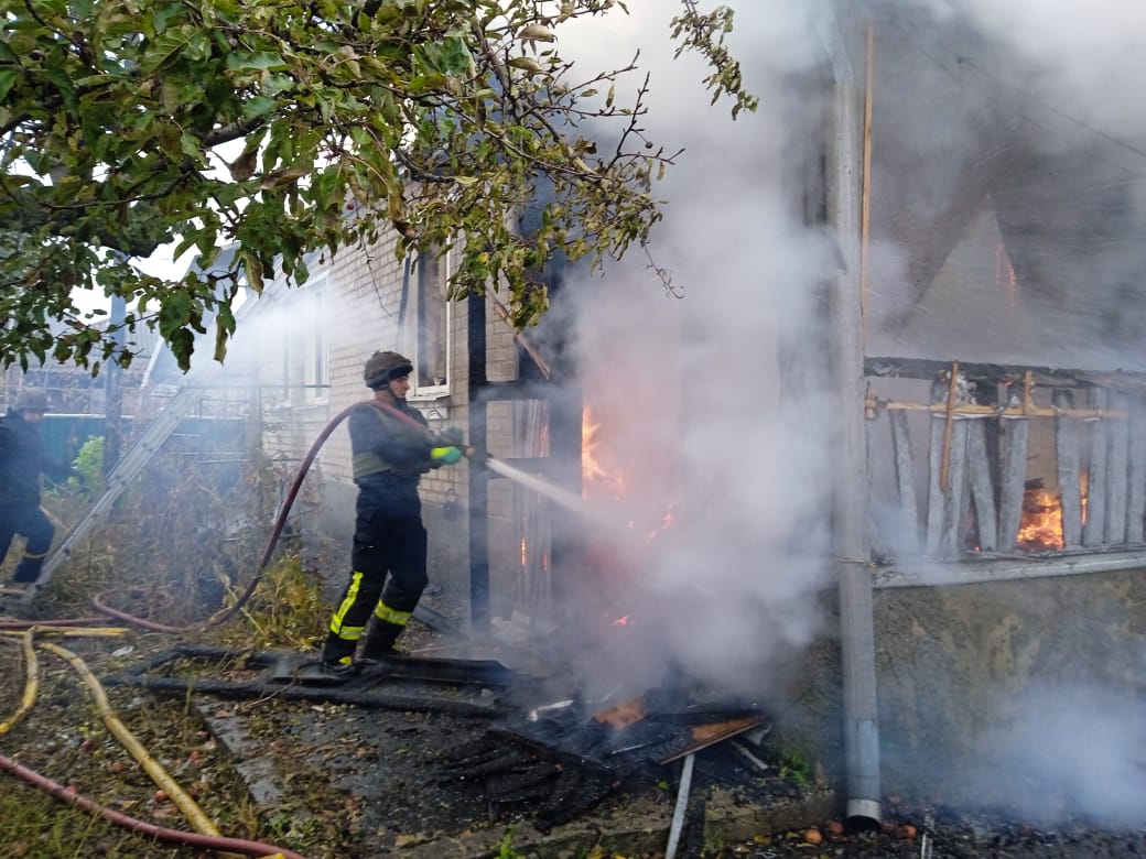 Пожежа у Дворічній через російський обстріл 25 жовтня