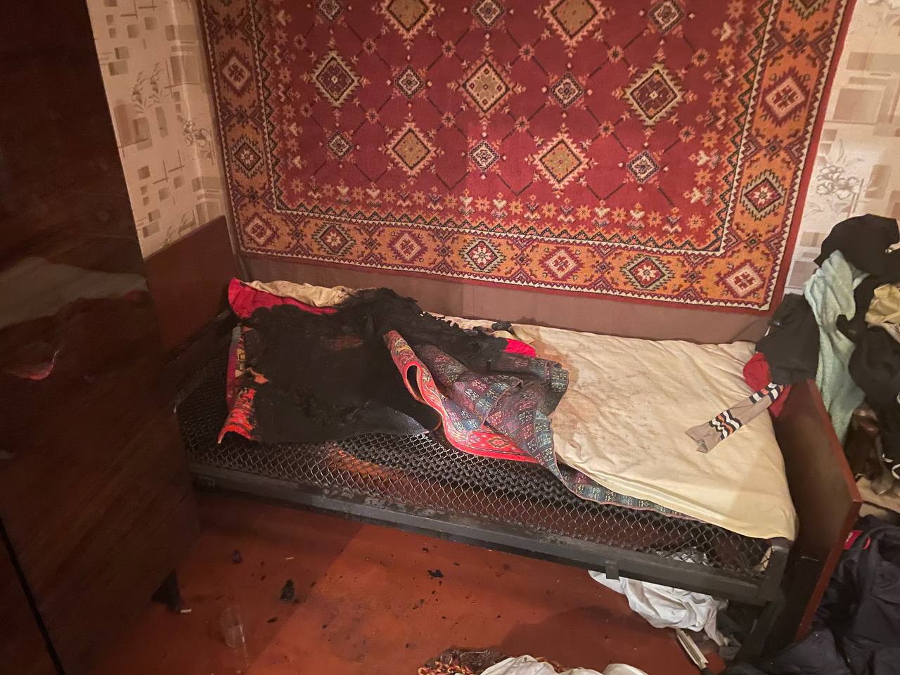 Обгоревшее постельное на кровати во время пожара в Харькове
