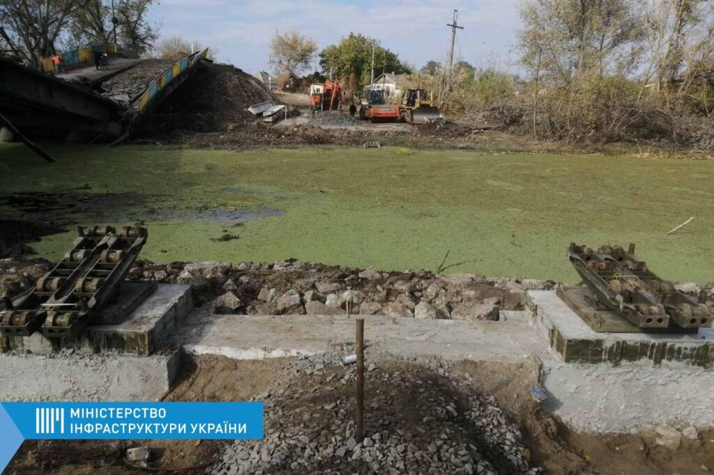 Біля Балаклії встановлюють тимчасовий міст, подарований Чехією (фото)