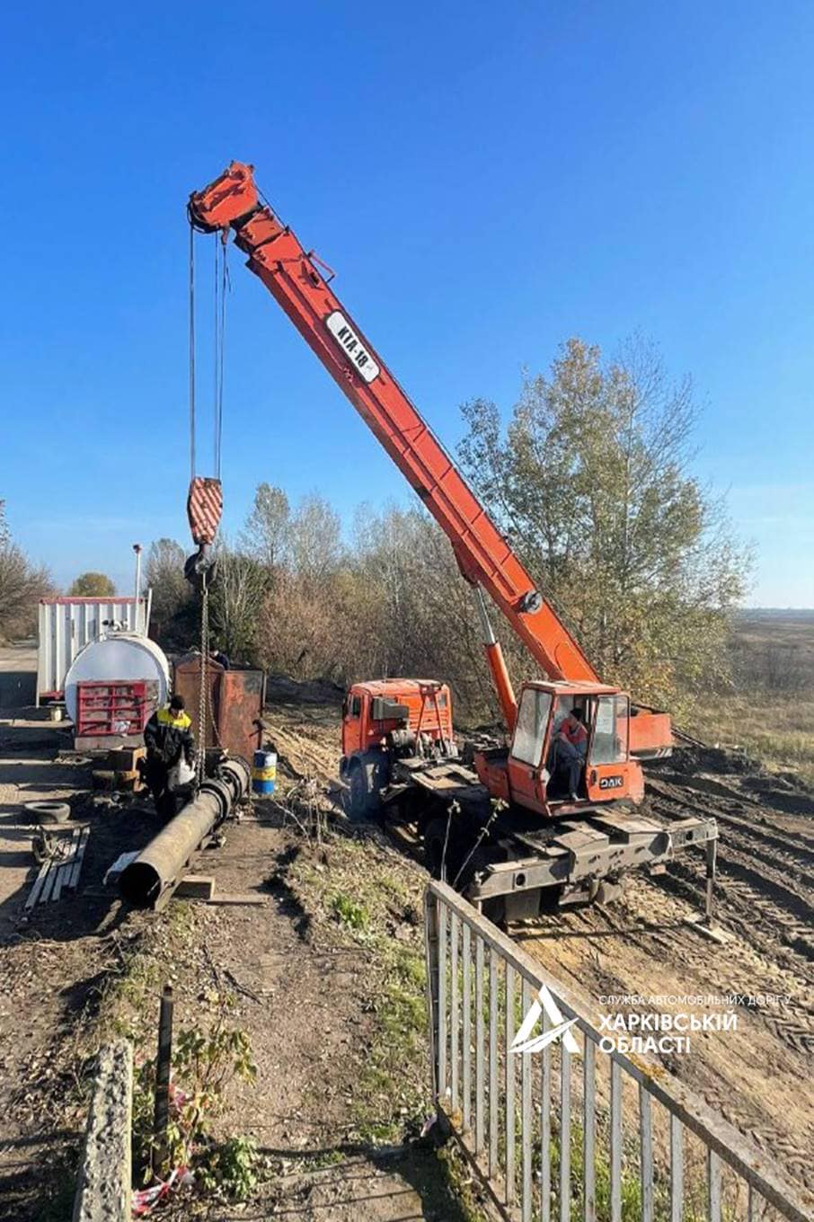 Ремонт мосту, зруйнованого під час війни