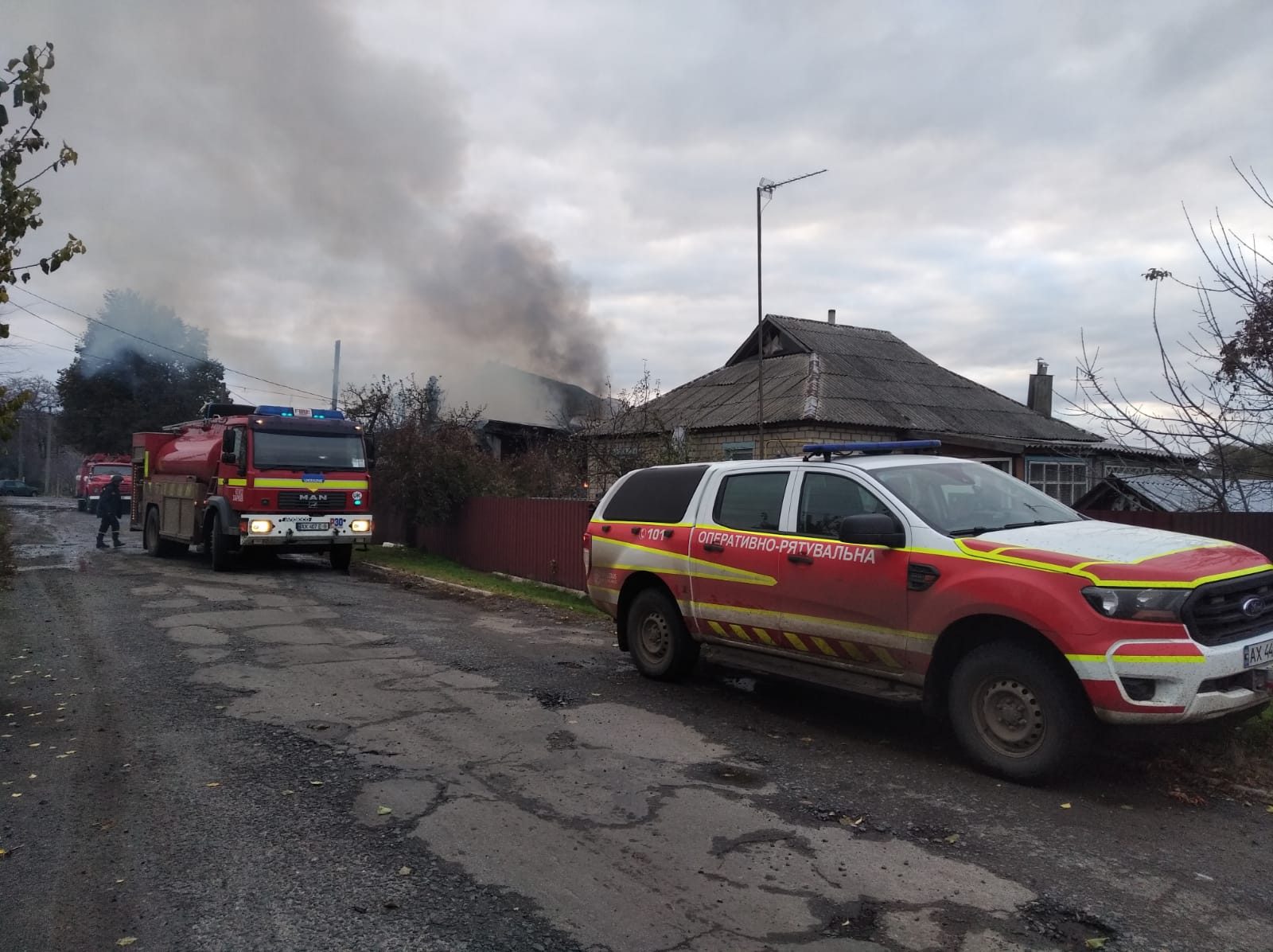 Пожежа у Дворічній через російський обстріл 24 жовтня 3