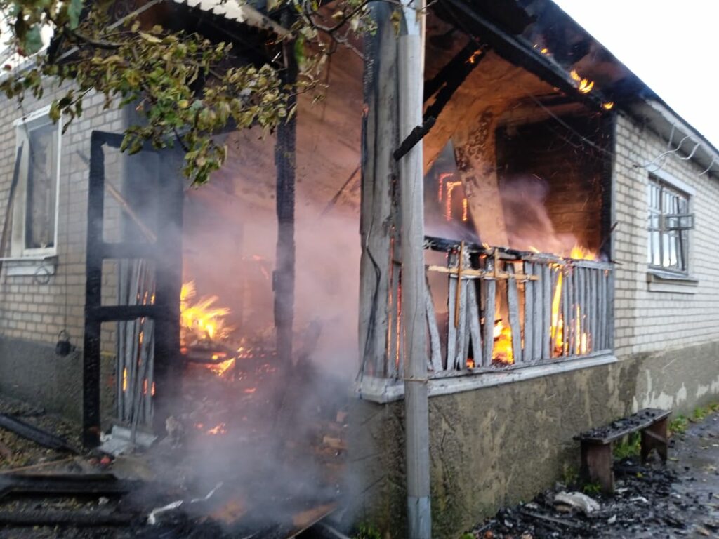 Из-за российских обстрелов на Харьковщине горел частный дом (фото)