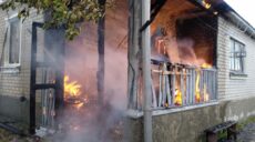 Через російські обстріли на Харківщині горів приватний будинок (фото)