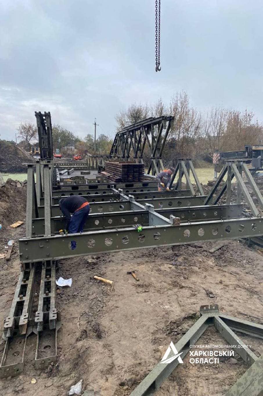 Будівництво тимчасової споруди замість зруйнованого мосту на Харківщині