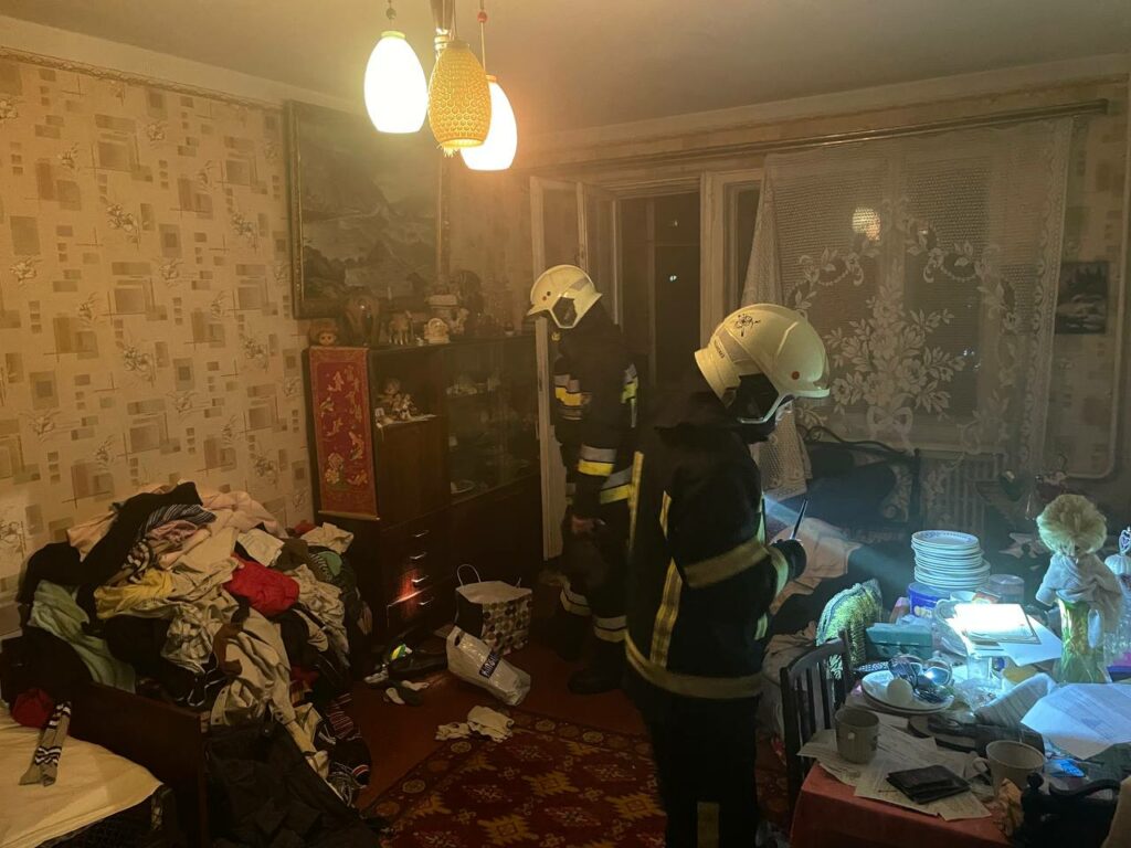 Невдало покурили: ДСНСники в Харкові врятували трьох на пожежі