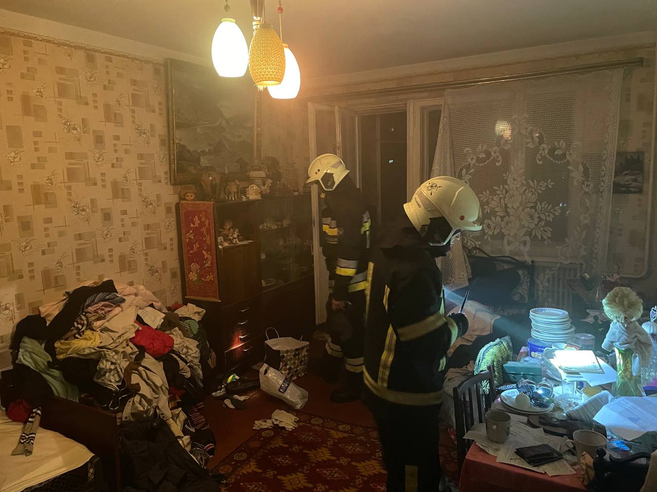 Неудачно покурили: ГСЧСники в Харькове спасли троих на пожаре