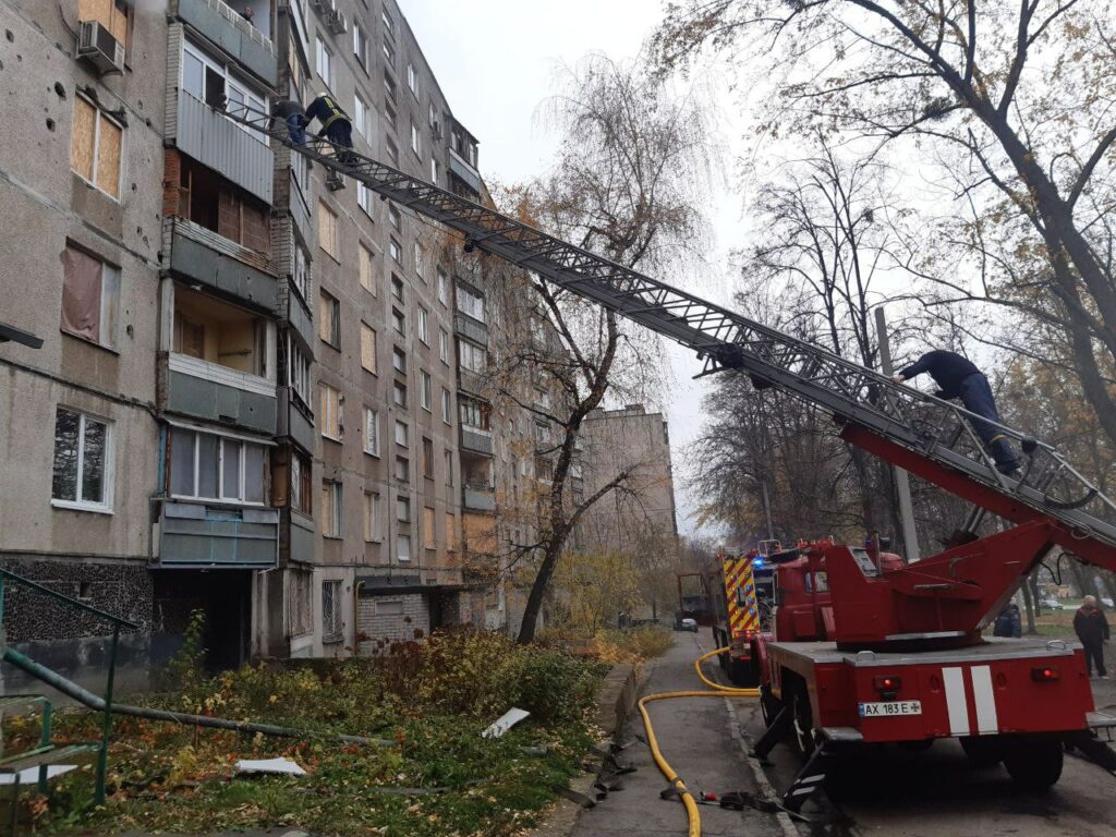 На Салтовке девятерых жильцов спасли из горящей девятиэтажки (фото)