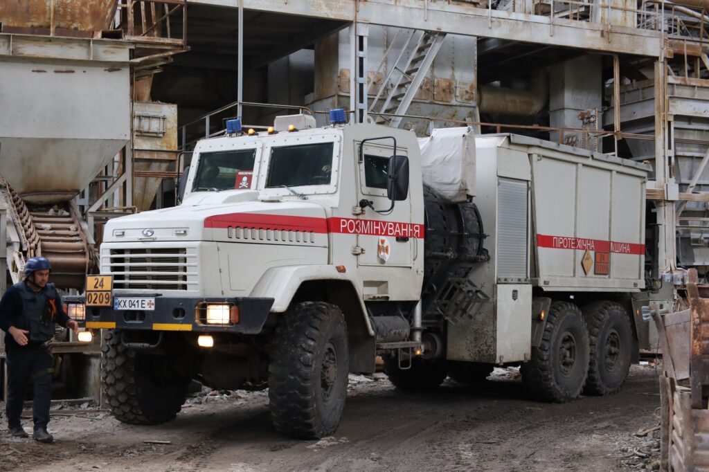 Синегубов: один сотрудник ГСЧС погиб, пять ранены из-за наезда на мину