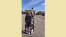 Юная Анисия в центре Харькова сыграла на бандуре Гимн Украины (видео)