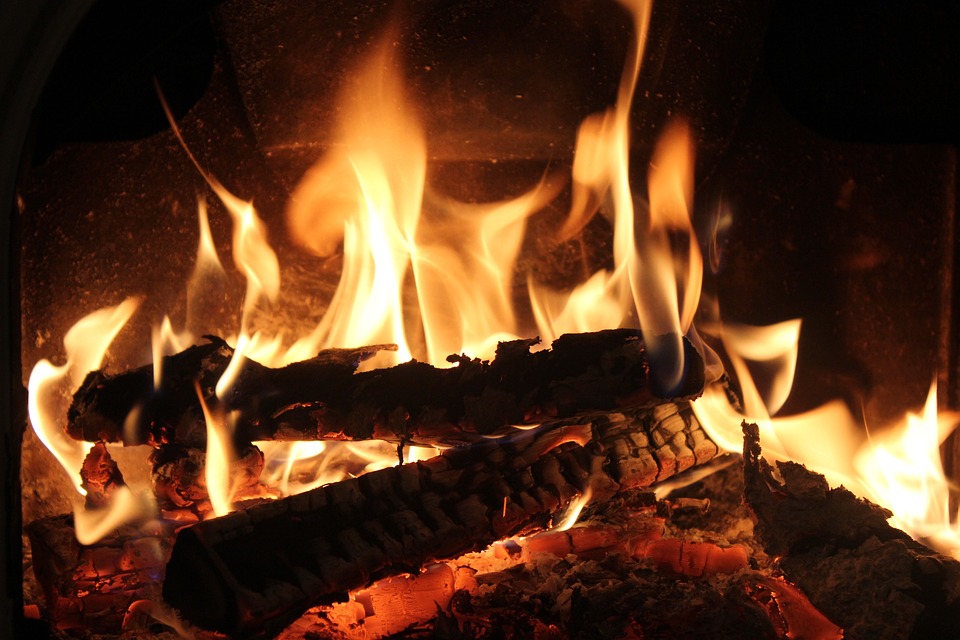 Намагалася розтопити піч: на мешканці Харківщини спалахнув одяг