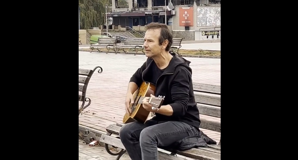«Вместе можем все»: Вакарчук спел «Червону руту» с изюмчанами (видео)