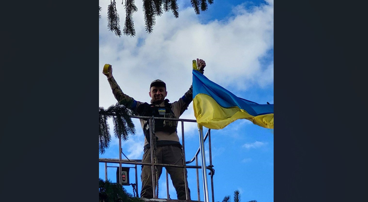 Флаг Украины с историей украсил центральную площадь поселка Боровая (видео)