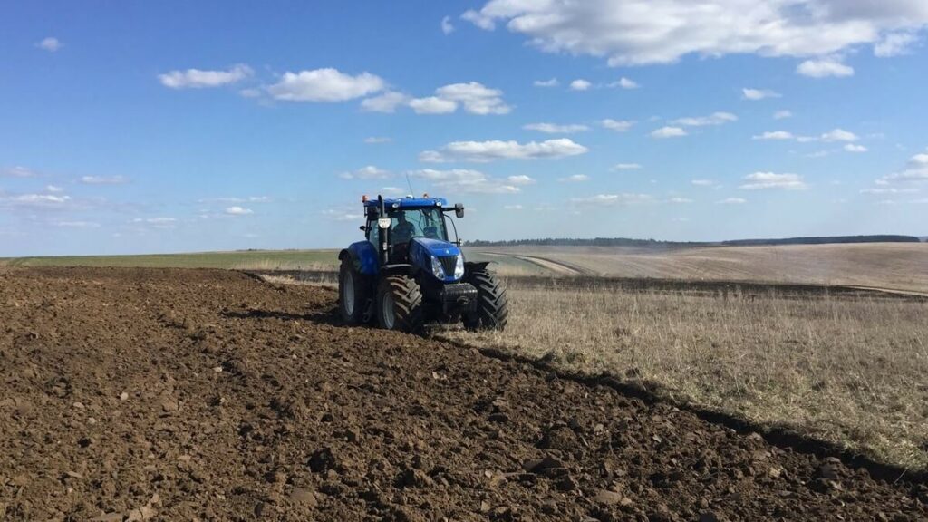 Унаслідок обстрілу прикордонного села на Харківщині було поранено тракториста