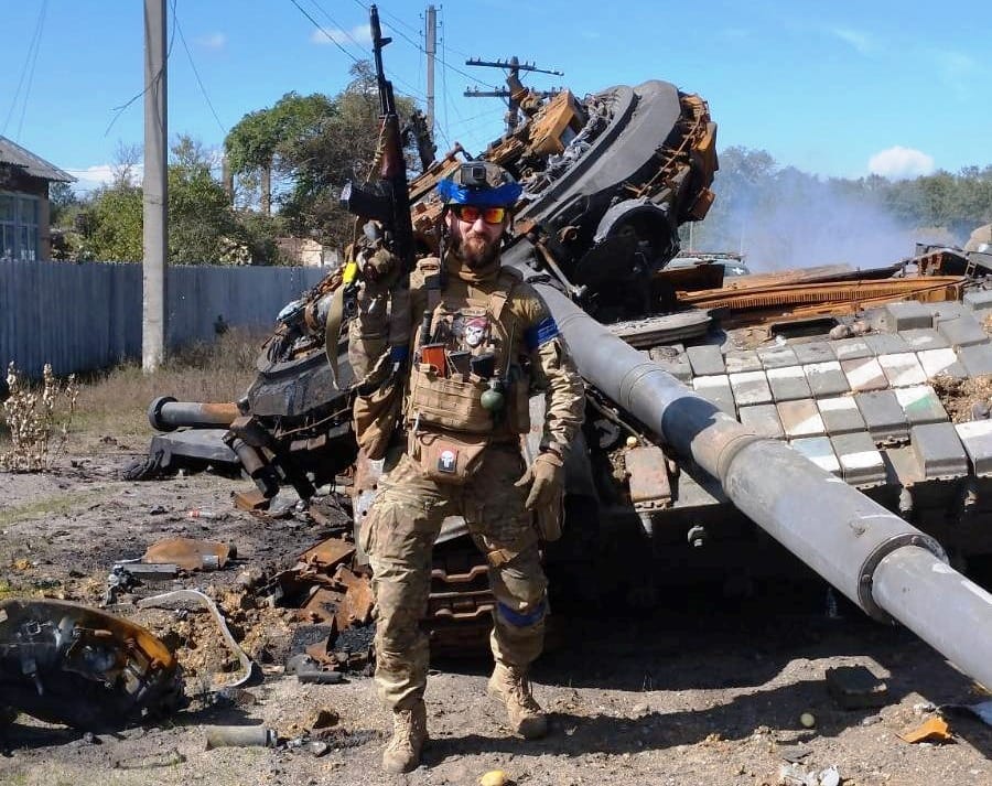 Украинский десантник на танке на Харьковщине