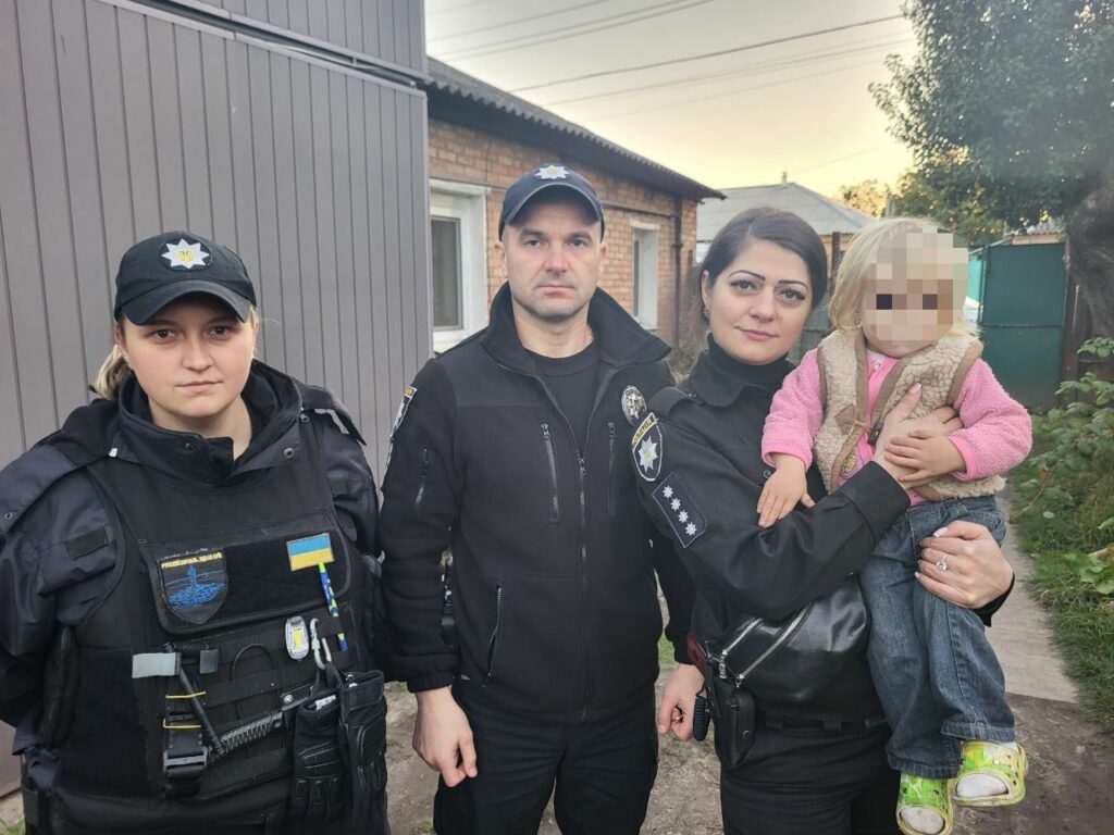 Жили у безладі: У Харкові поліцейські забрали малу дівчинку в прабабусі