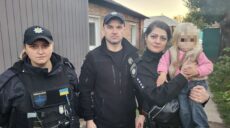 Жили у безладі: У Харкові поліцейські забрали малу дівчинку в прабабусі