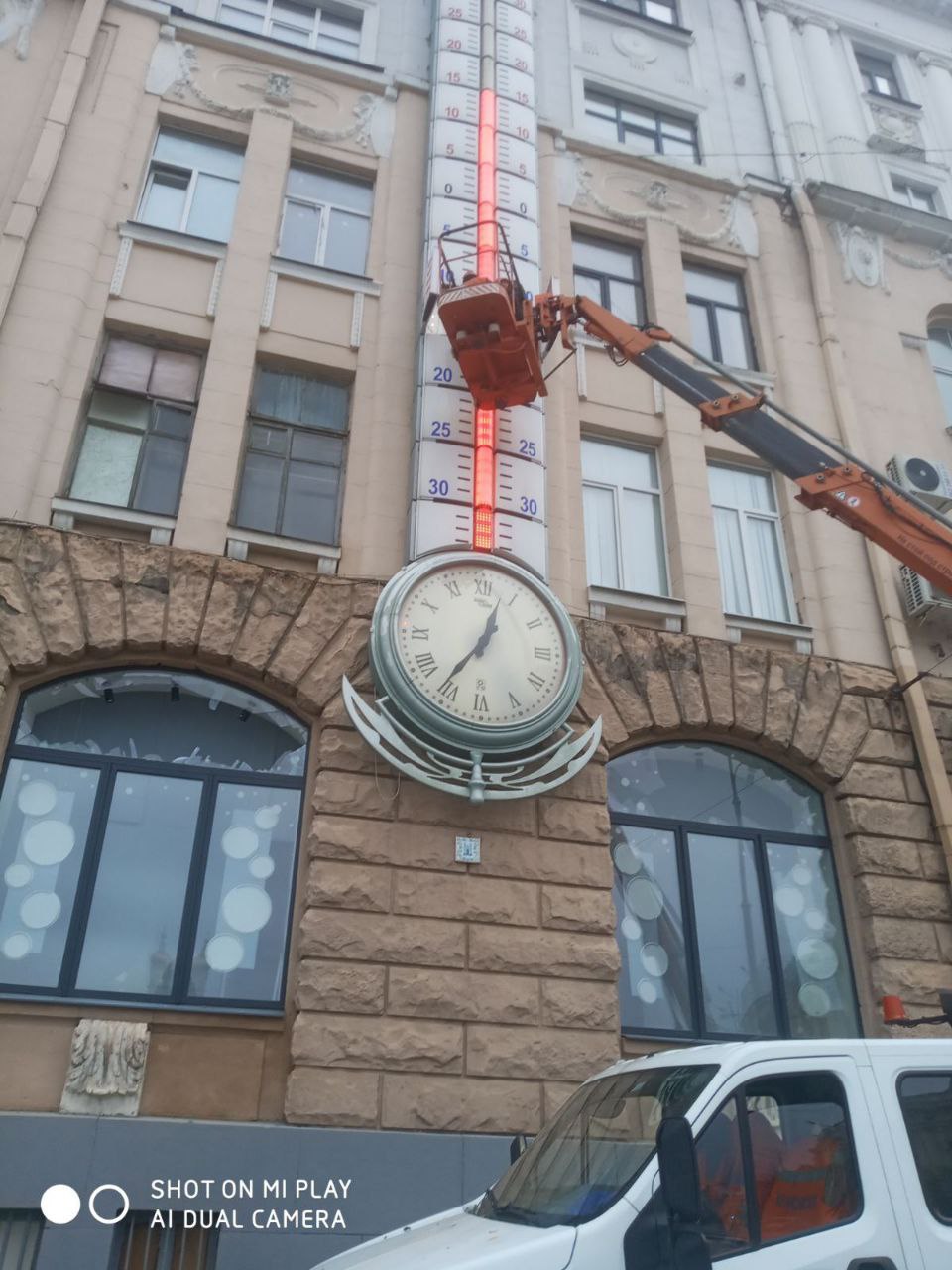 Градусник в Харькове снова светится после ремонта