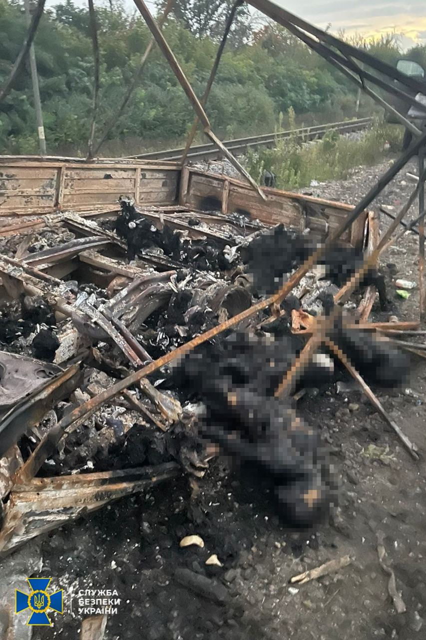 Обгорілі тіла у розстріляній автоколонні на Харківщині - фото СБУ