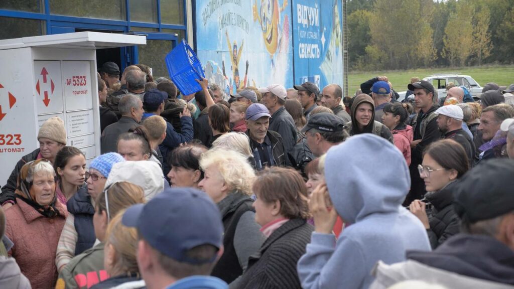 Люди організовують побут на вулиці: фото зі звільненого селища на Куп’янщині