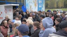 Люди организовавают быт на улице: фото из освобожденного поселка на Купянщине