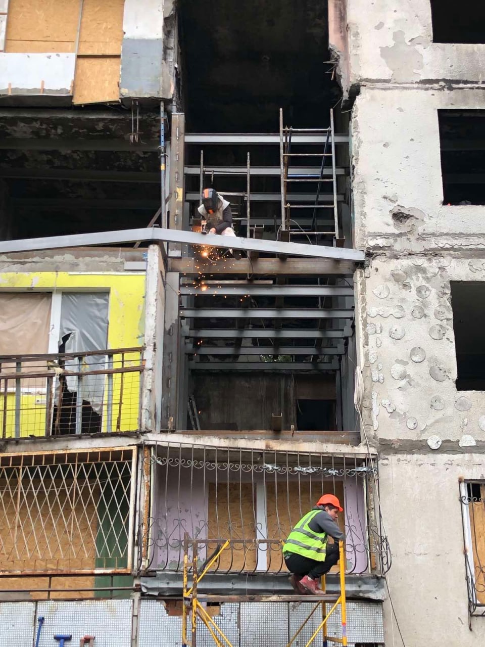 В Харькове начали восстанавливать разрушенные обстрелом панельные дома (фото)