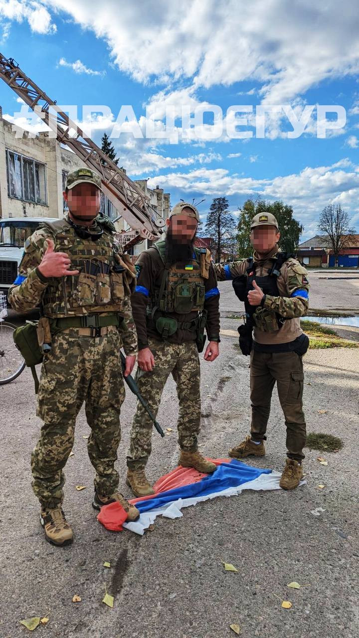 Воїни KRAKEN у Боровій топчать російський прапор