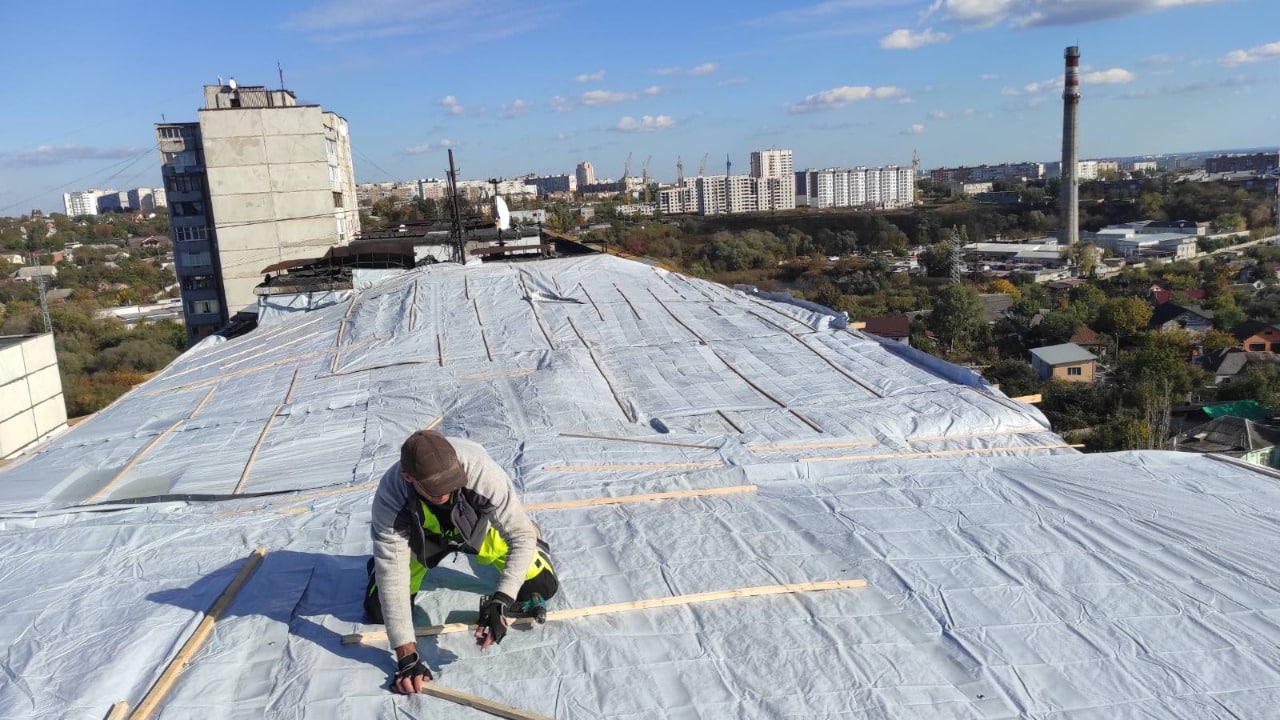 В доме на Залютино в Харькове восстанавливают крышу