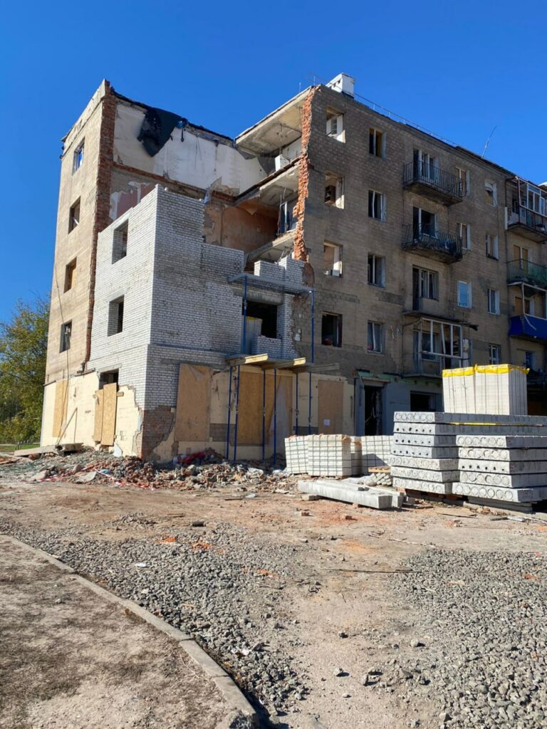 В Харькове отстраивают два разрушенных дома (фото)