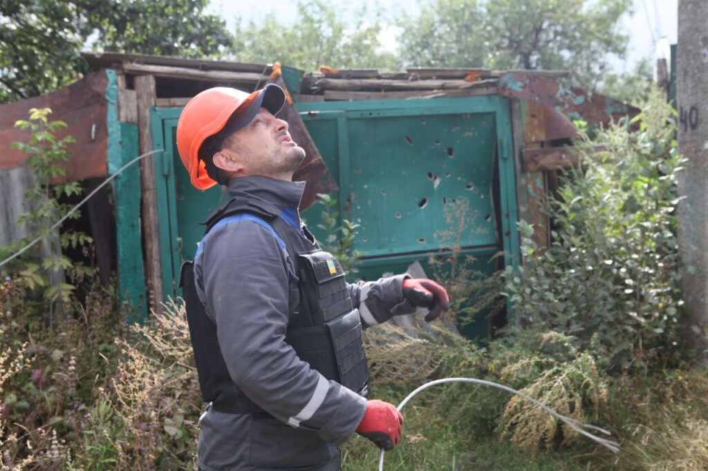 В поселке под Харьковом, бывшем без света месяцами, восстановили электрику