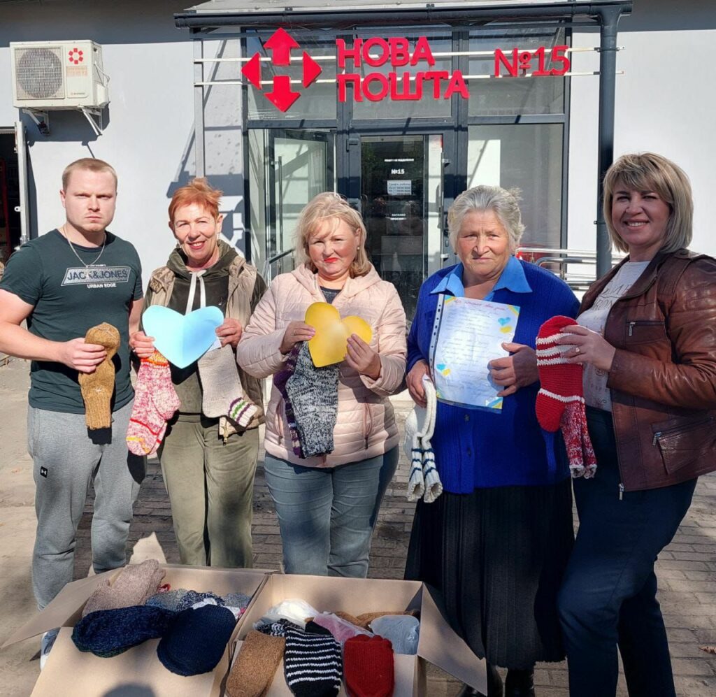 Харків’янки кілька місяців в’язали вовняні шкарпетки для бійців ЗСУ (фото)