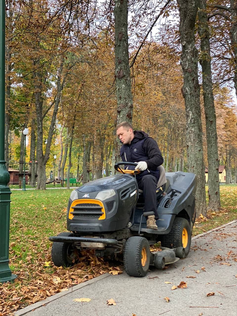 Сотрудники парка Горького убирают опавшие листья осенью