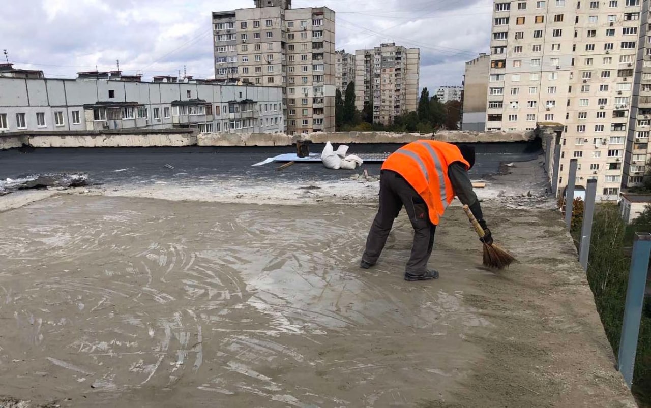 В Харькове отстраивают разбитые обстрелами дома