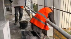 В Харькове восстанавливают панельную высотку, у которой рухнула часть стены
