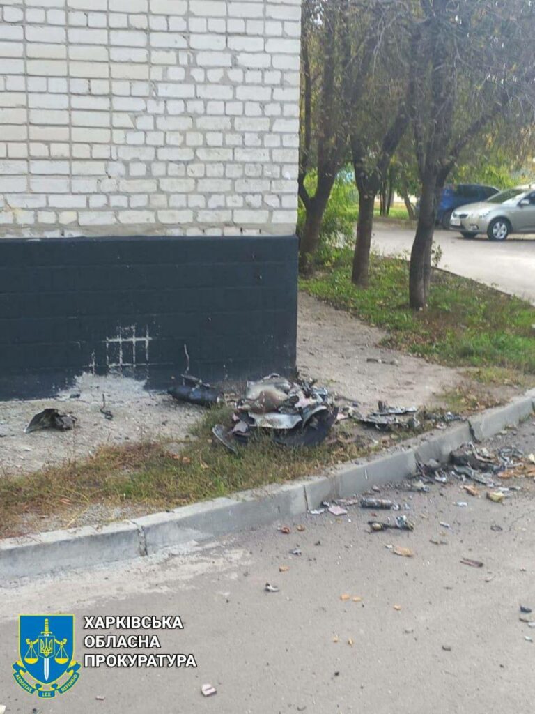 Обстріл Харкова: ракети вдарили біля входу до житлового будинку (фото)