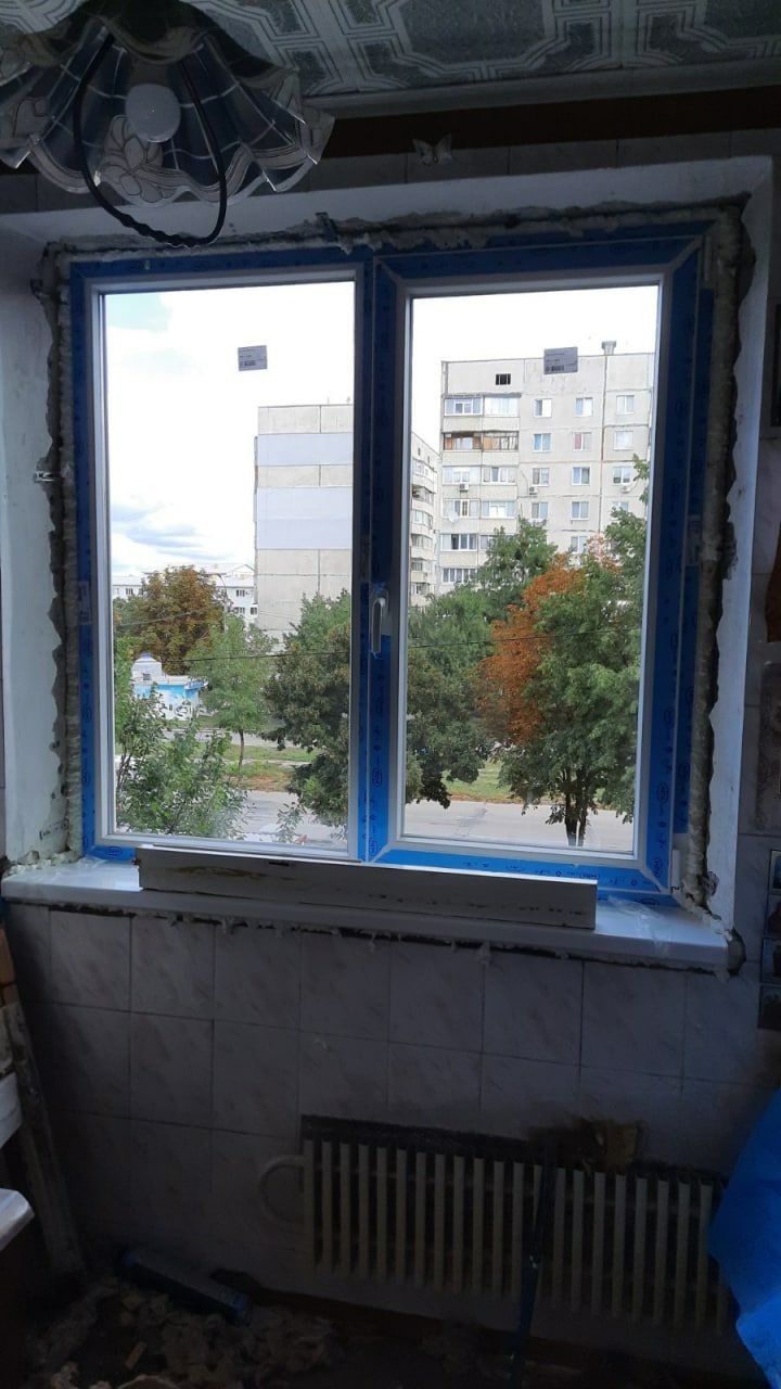В Харькове вставляют новые окна вместо выбитых обстрелами в тысячах домов