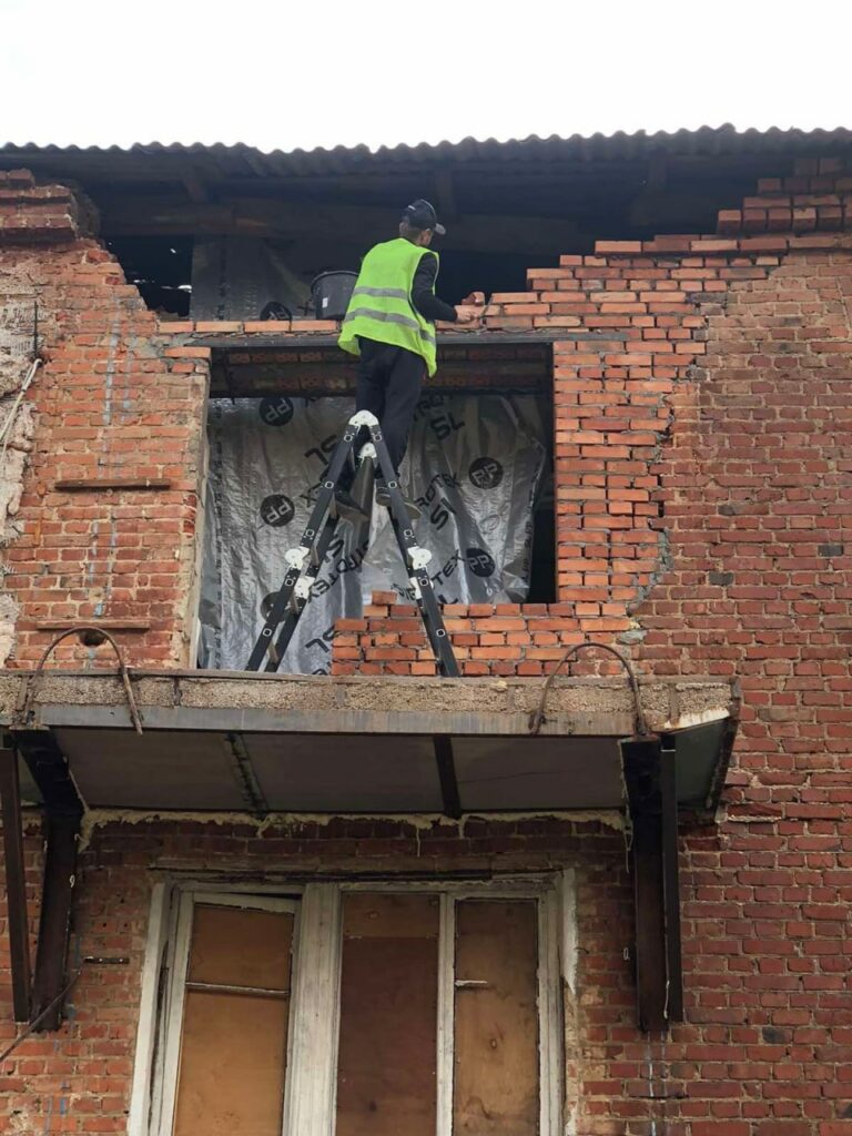 В Кулиничах восстанавливают дома, поврежденные обстрелами (фото)