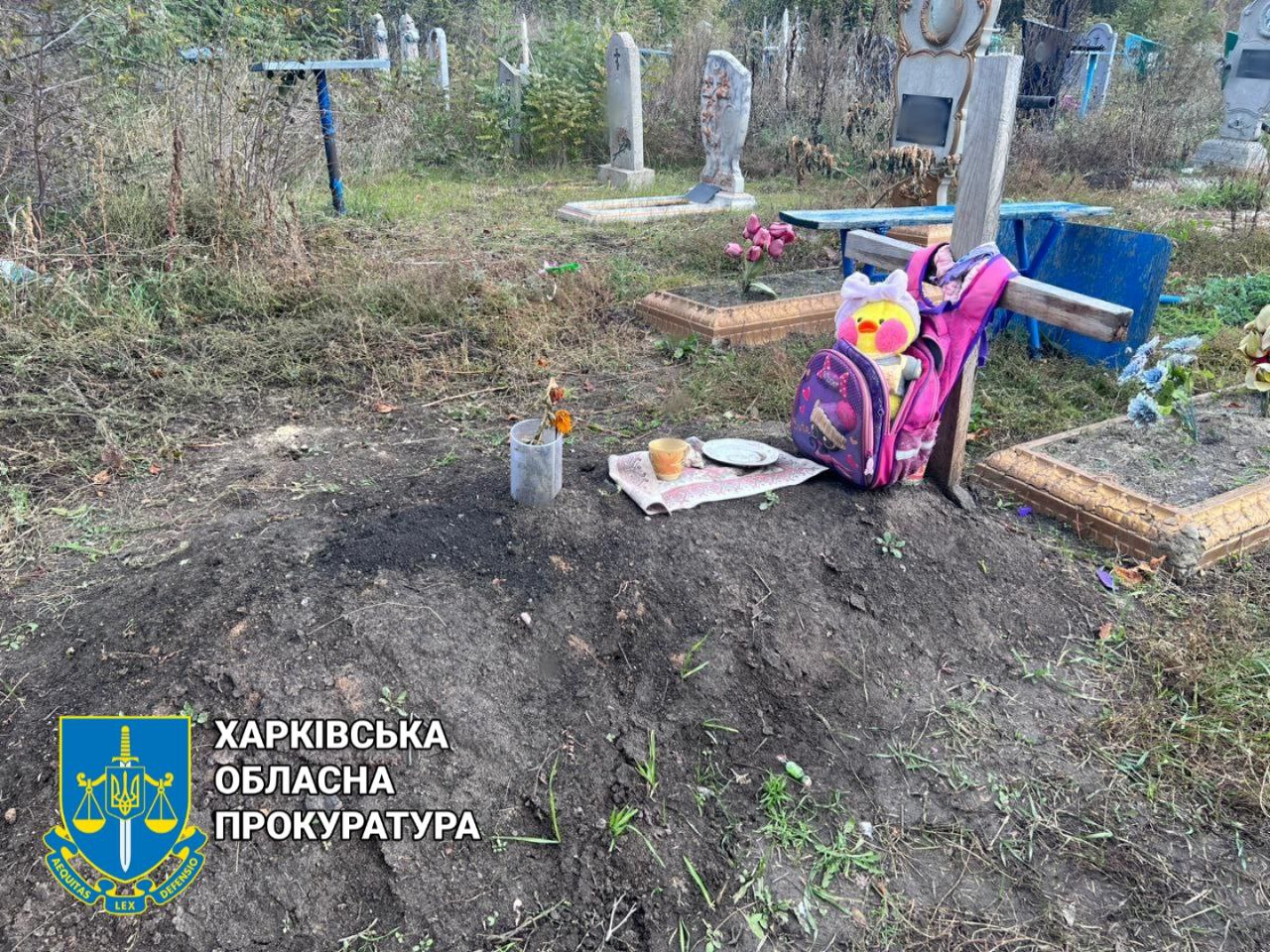 Дважды попала под обстрел: тело 10-летней девочки эксгумировали на Харьковщине