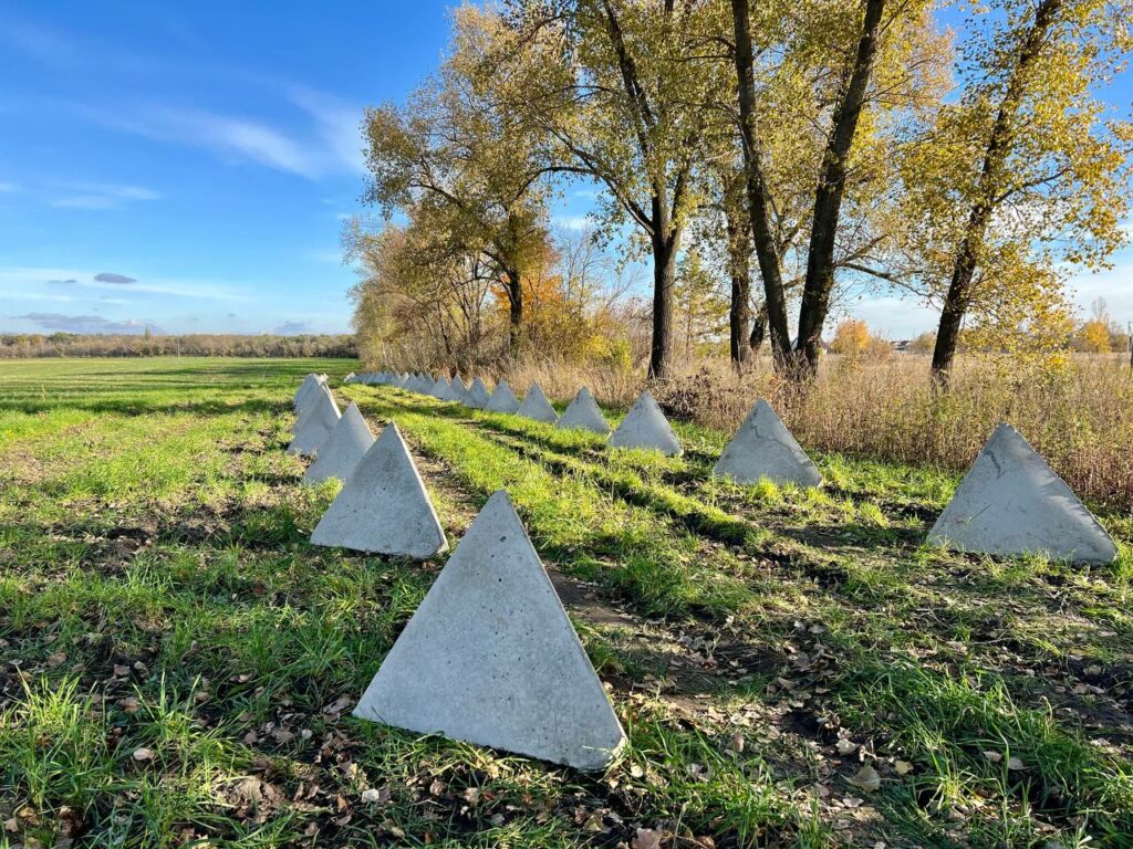 Защитные пирамиды начали устанавливать на Белгородщине (фото)