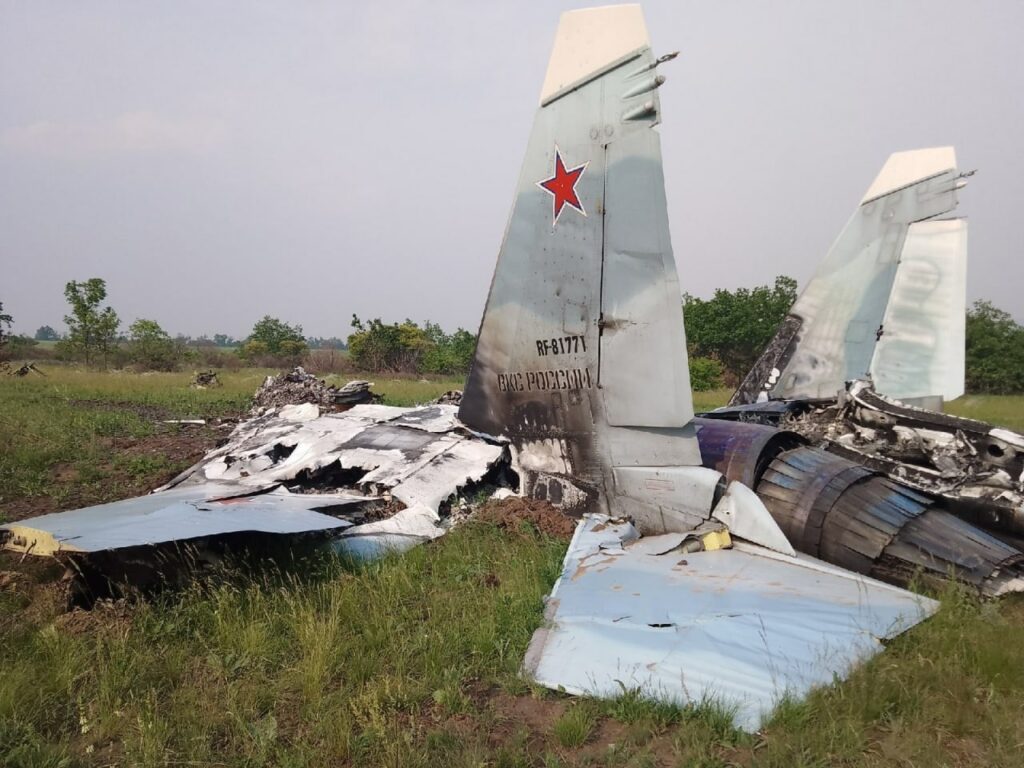 Военные очищают Харьковщину от обломков российского Су-30 (фото, видео)