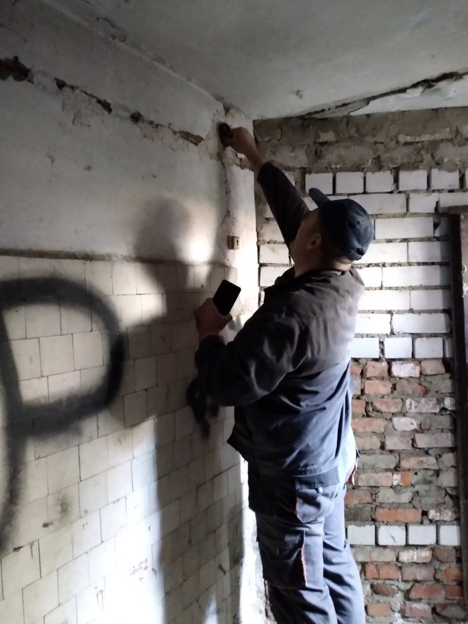У Харкові продовжують готувати укриття в підвалах (фото)