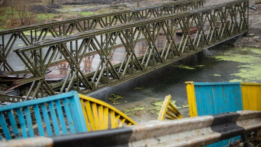 В Балаклее рядом с разрушенным мостом появился новый — временный (фото)