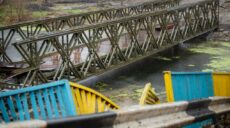 У Балаклії поряд із зруйнованим мостом з’явився новий – тимчасовий (фото)