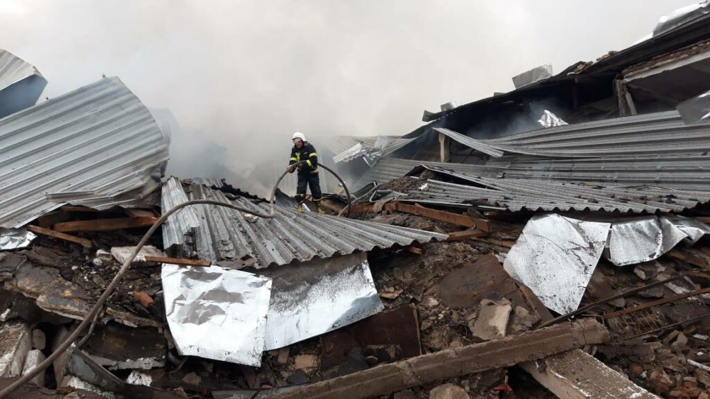 У Куп’янську ворог обстріляв промисловий об’єкт, там вирує пожежа – Синєгубов