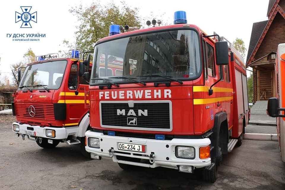 Две новенькие пожарные автоцистерны получили харьковские чрезвычайники (фото)