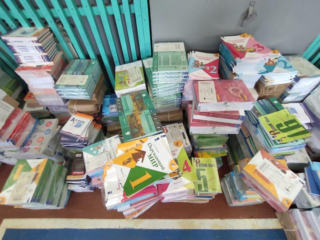 В освобожденной Боровой на Харьковщине изъяли 700 российских учебников (Фото)