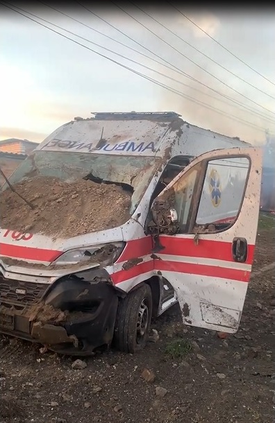 Обстріл швидких на Харківщині: двох працівників ДСНС поранили