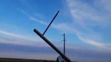 Військові РФ на Харківщині зняли сонячні батареї з ліхтарів (відео)
