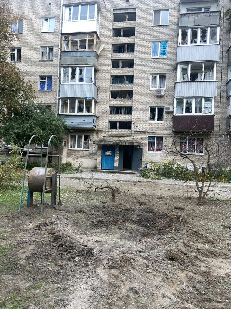 Обстріл Вовчанська: загинув житель багатоповерхівки, ще одна особа в лікарні